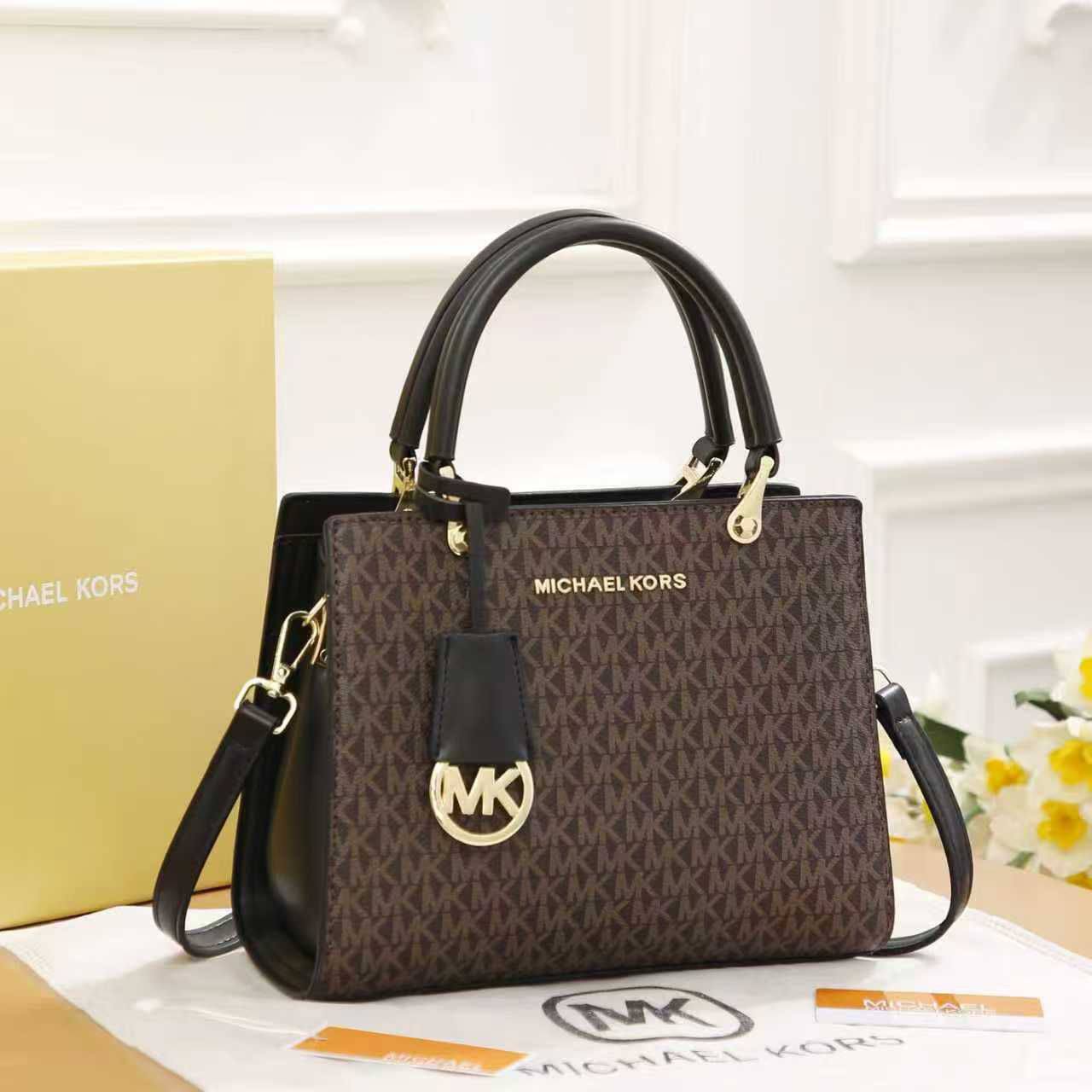 MK 
Good Quality 
With Box 
🎁🎁🎁

100 dhs✅

Zain250
♥️♥️♥️