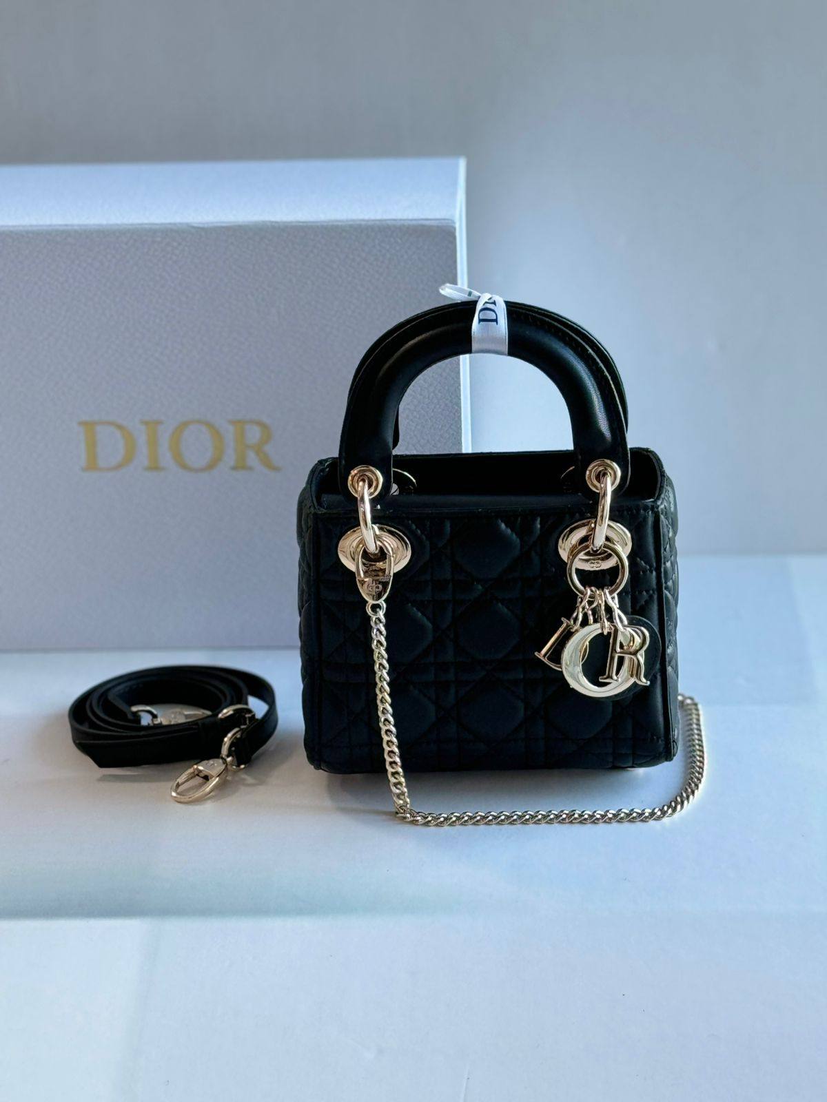 Dior Bag

17Cm

 With Box

 280 dhs🇦🇪🇦🇪

Zain131
♥️♥️♥️
