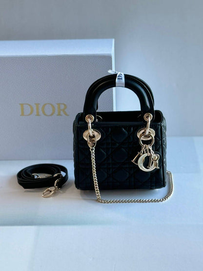 Dior Bag

17Cm

 With Box

 280 dhs🇦🇪🇦🇪

Zain131
♥️♥️♥️