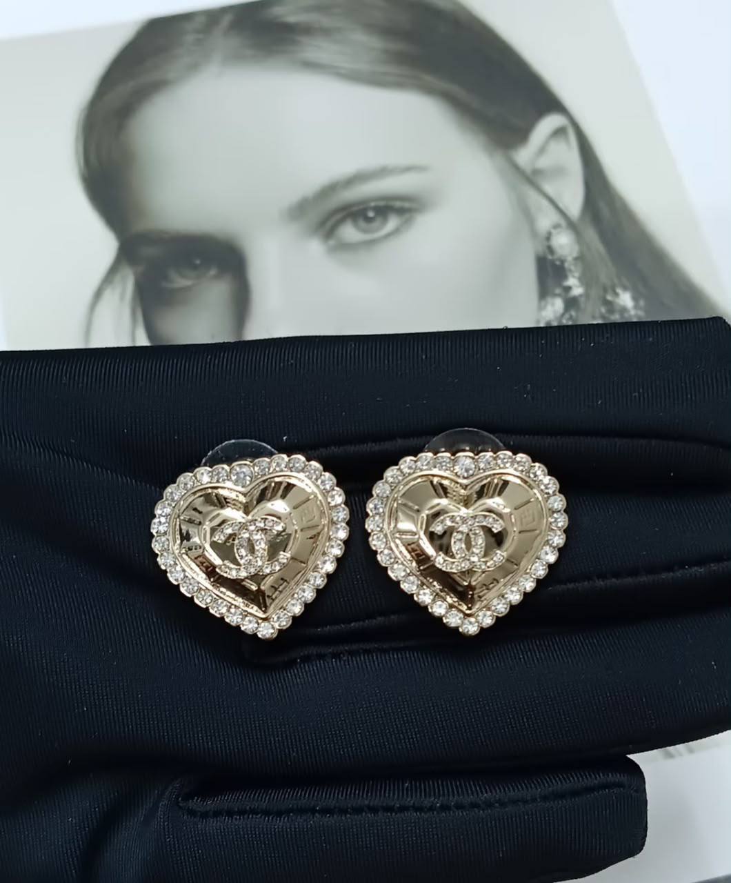 Chanel Set 💐
Necklace 
Earrings 
Master Quality 🎲

*90* AED normal box 📦 
*105* AED master box 🗃️

Zain48
♥️♥️♥️