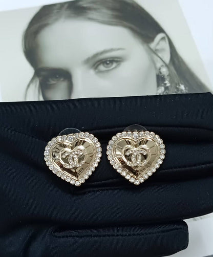 Chanel Set 💐
Necklace 
Earrings 
Master Quality 🎲

*90* AED normal box 📦 
*105* AED master box 🗃️

Zain48
♥️♥️♥️