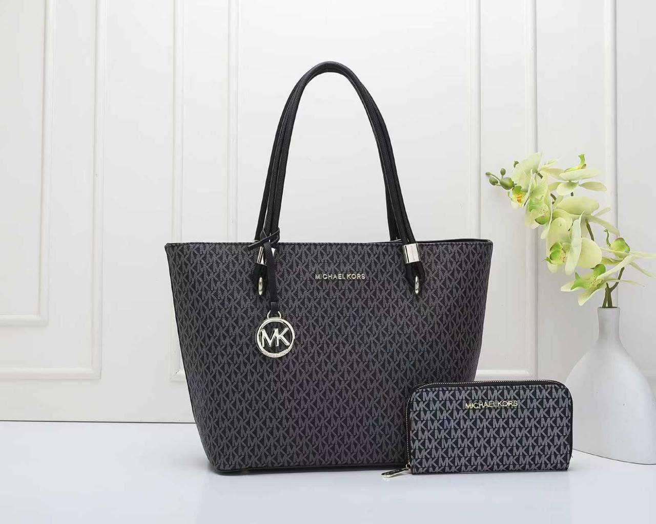 MK 
GOOD QUALITY 
110 dhs🇦🇪🇦🇪
SIZE : 32cm

Zain295
♥️♥️♥️