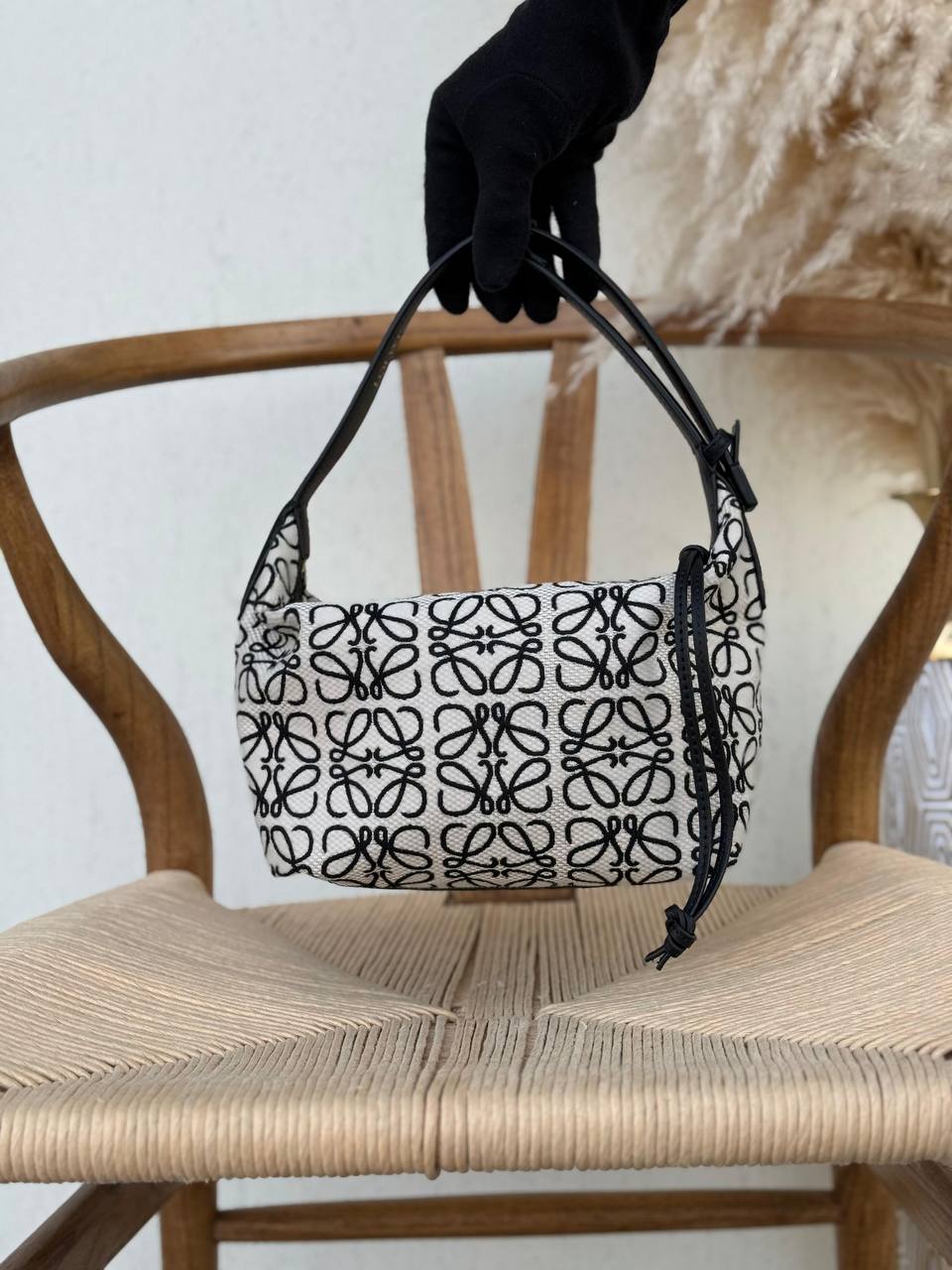 LOEWE
21cm
320 dhs💓
Top quality 
With box🎁

Zain167
♥️♥️♥️