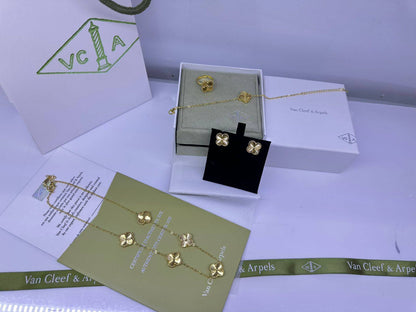 VCA SET❤️‍🔥*
Stainless steel 💯
Non tarnish 💯
5 flower necklace 🦋
Earring 🌸
Ring 💍 free size 
Bracelet 🔥
With normal boxes 🗃️ 
50 dhs🌺
With Same master box 📦 
85 dhs🌺

Zain216
♥️♥️♥️
