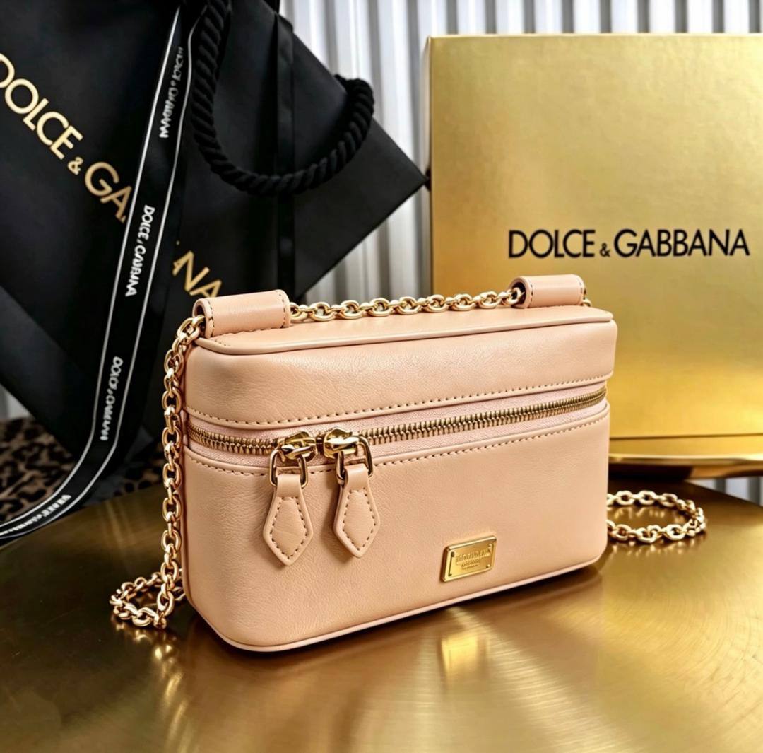 D&G
100 dhs🇦🇪🇦🇪
with box19cm

Zain26
♥️♥️♥️