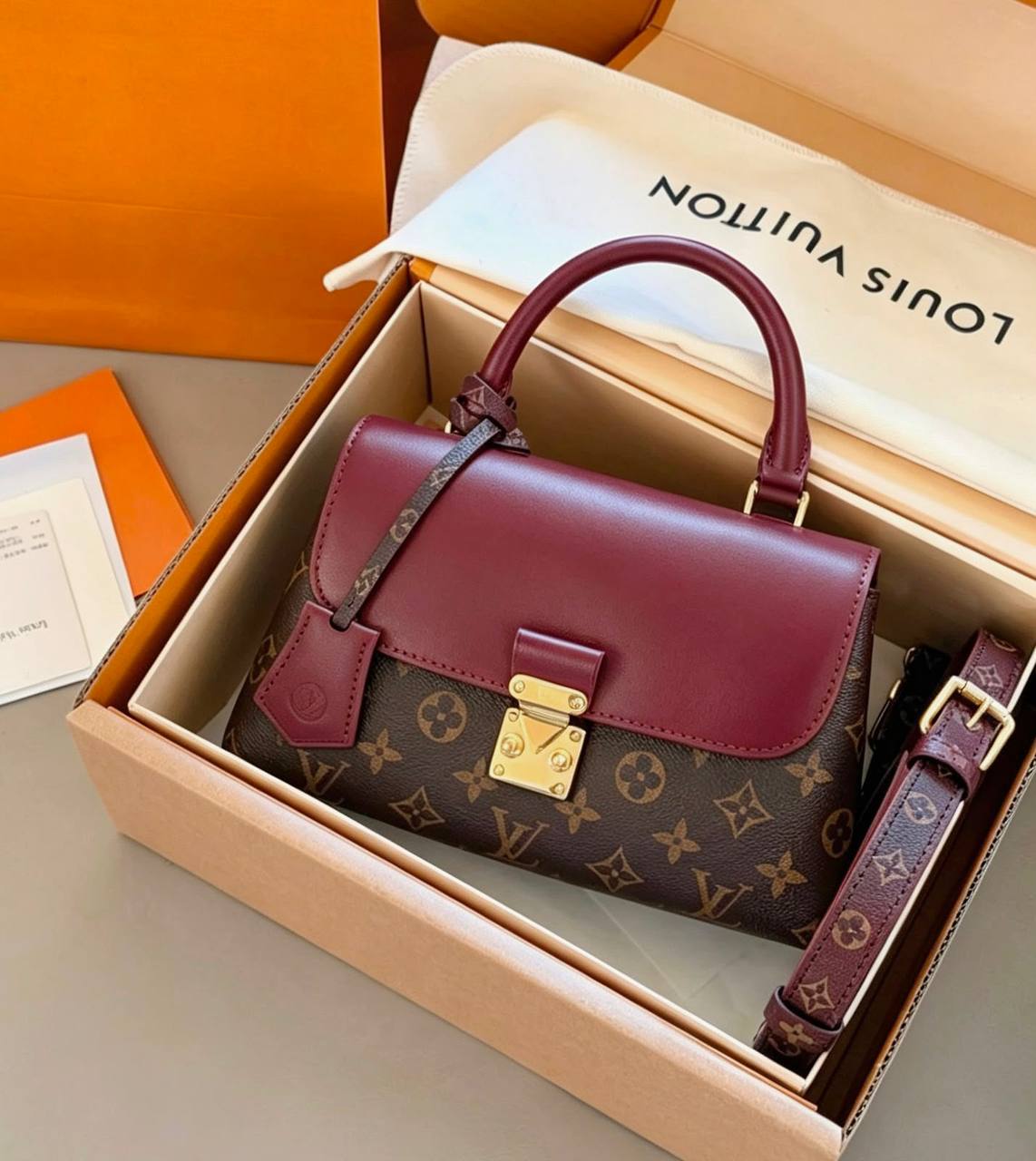LV
GOOD QUALITY 
WITH BOX 
110 dhs🇦🇪🇦🇪

Zain295
♥️♥️♥️