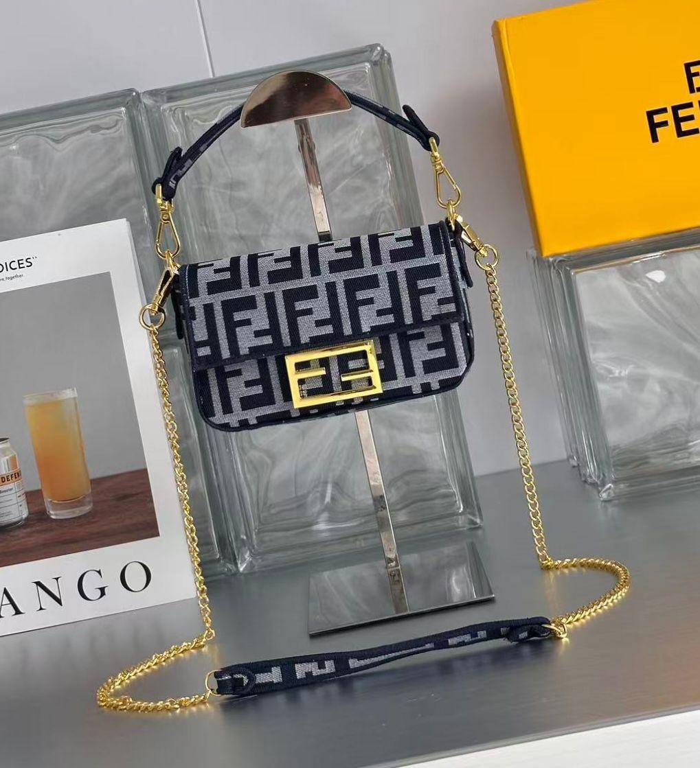 FENDI NEW CAME HIGH QUALITY WITH BOX 
120 dhs🇦🇪🇦🇪

Zain295
♥️♥️♥️
