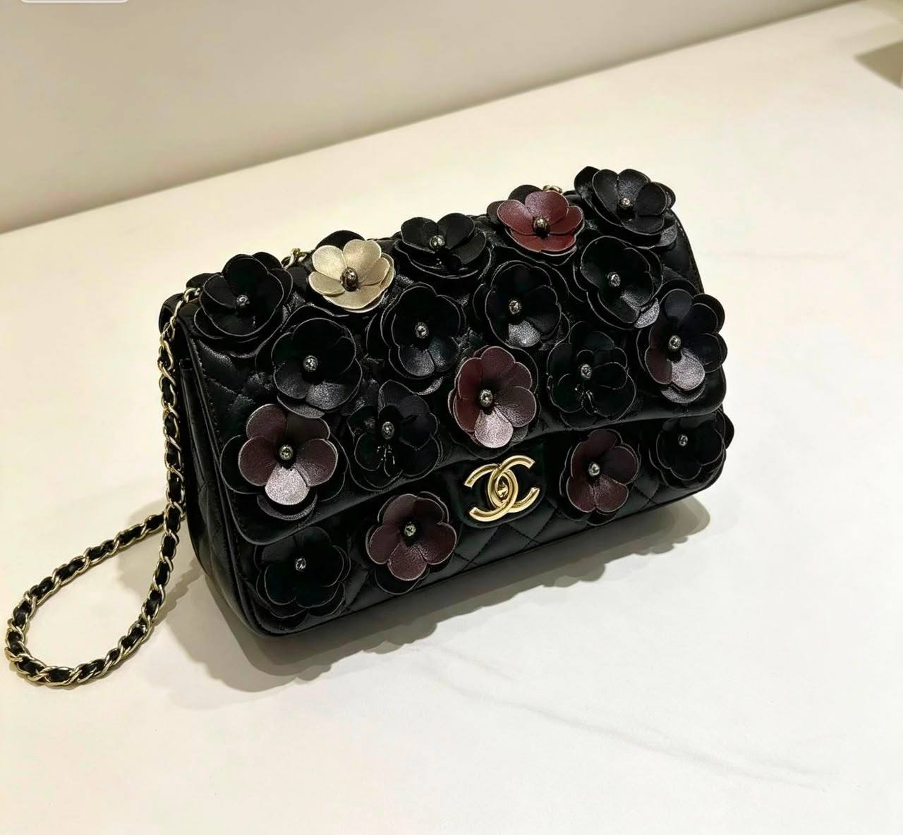 Chanel
130 dhs✅
Super good quality with box

Zain35
♥️♥️♥️