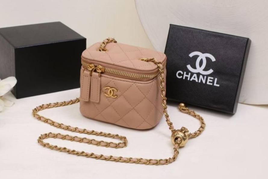 Chanel
90 dhs✅

with box
🎁🎁🎁

size small

Zain26
♥️♥️♥️