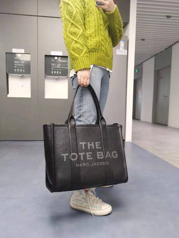 MARC JACOBS 

TOTE BAG BIG SIZE NEW 

CAME GOOD QUALITY 

120 dhs🪙💕
SIZE: 40cm

Zain39
♥️♥️♥️