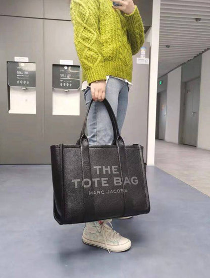 MARC JACOBS 

TOTE BAG BIG SIZE NEW 

CAME GOOD QUALITY 

120 dhs🪙💕
SIZE: 40cm

Zain39
♥️♥️♥️