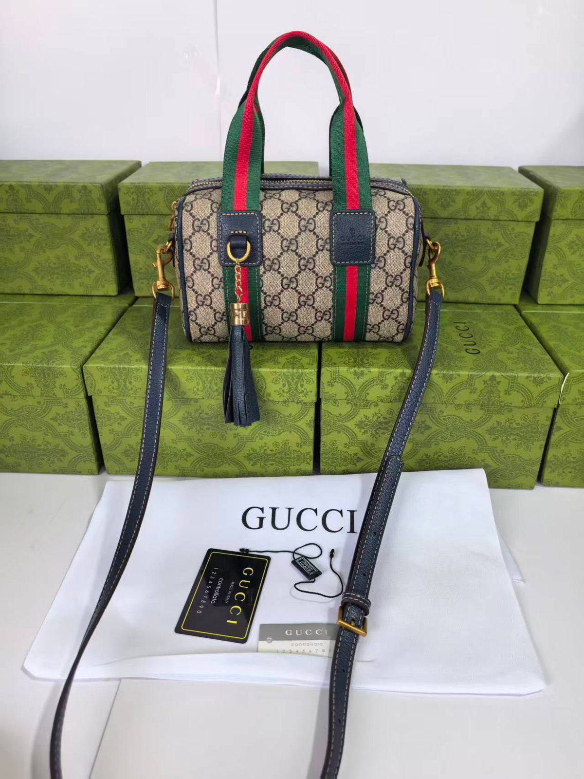 Gucci   

95 dhs👑

with box 
🎁🎁🎁

Good quality 

Zain253
♥️♥️♥️