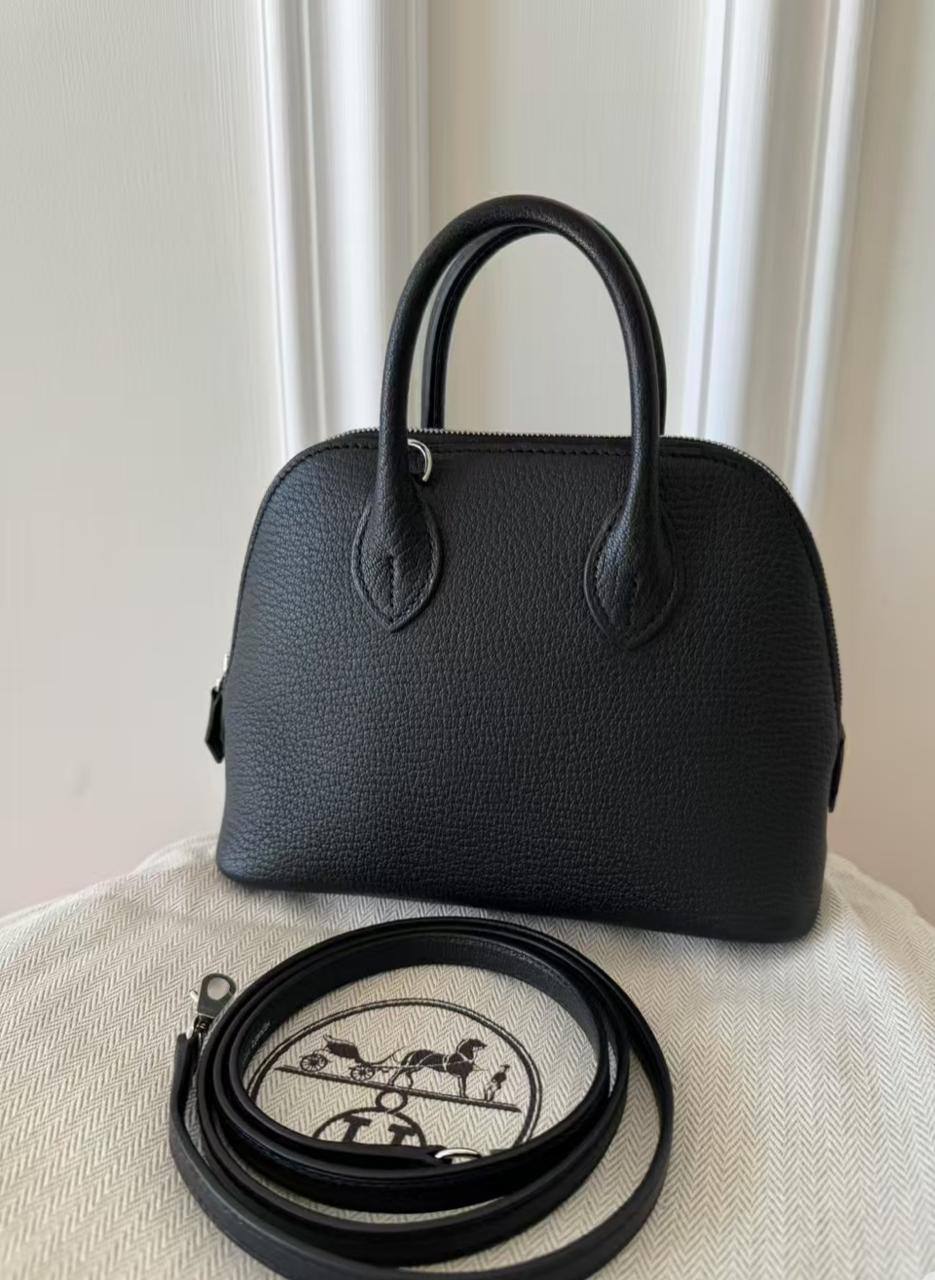 Hermes
Size :    25cm
100 dhs✅
withbox
high quality

Zain04
♥️♥️♥️