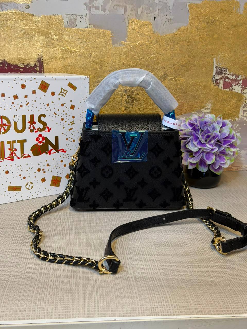 LV
Master
330 dhs🇦🇪🇦🇪
Size 21cm

Zain175
♥️♥️♥️