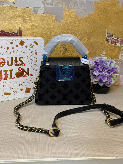 LV
Master
330 dhs🇦🇪🇦🇪
Size 21cm

Zain175
♥️♥️♥️