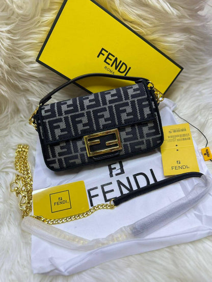 Fendi Small baguette
Size : 20 * 10 cm
85 dhs🪙💕
with box🎁

Zain115
♥️♥️♥️