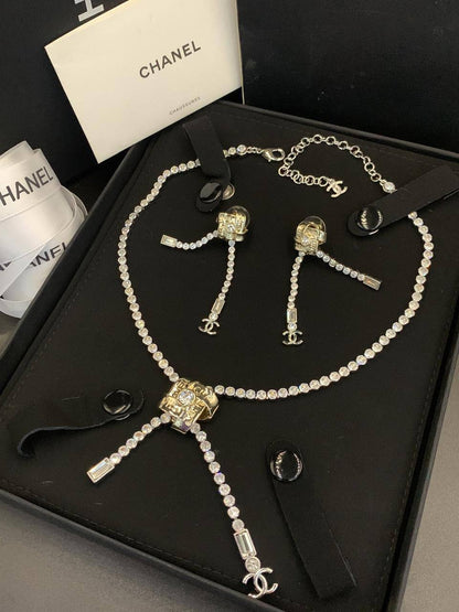 CHANEL 
SET MASTER💫✨
NECKLACE EARRINGS
WITH  SMALL BOX AND PAPER BAG🛍️🎁
180 DHS🇦🇪🇦🇪

Zain89
♥️♥️♥️