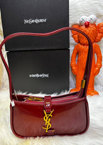 coach model, 
good quality, 

comes with box, 
🎁🎁🎁

size... 25 * 14 cm
90 dhs❣️

Zain12
♥️♥️♥️
