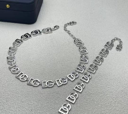 D&G💥*
Necklace ❣️
Breslat 🦋
Master quality 💯
With normal boxes 📦 
And paper bag 🛍️
130 dhs✅

Zain216
♥️♥️♥️