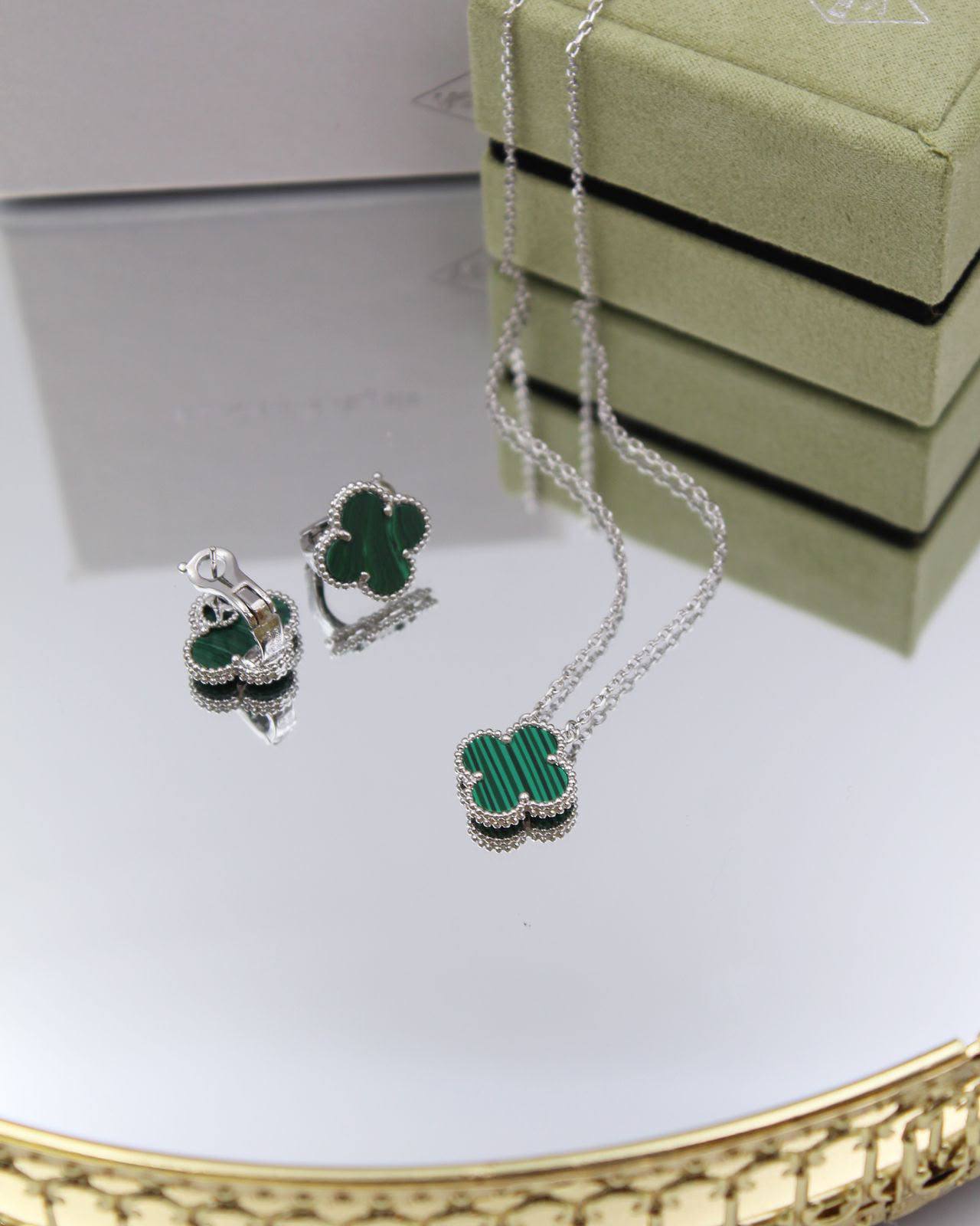 130VCA SET 
necklaces 😍
 Earring✨
With normal boxes 🗃️ 
130 dhs✅

With master box 📦 
160 dhs✅

Zain216
♥️♥️♥️