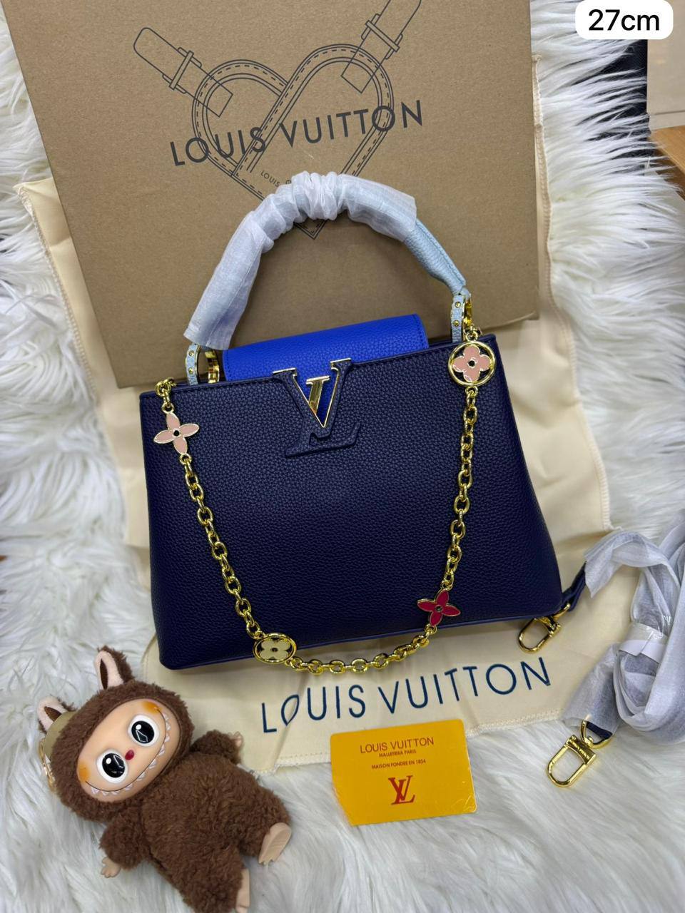 LV Capitalcines 

Finish quality +box🎁

Size : 27 * 19 cm
95 dhs🇦🇪🇦🇪

 with box🎁

Zain115
♥️♥️♥️