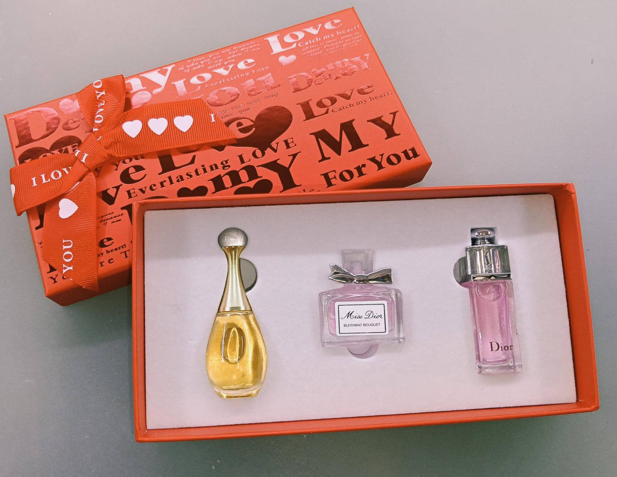 DIOR
3in1 RED 7.5ml 
each bottle 

65 dhs set🇦🇪🇦🇪 


Zain01
♥️♥️♥️