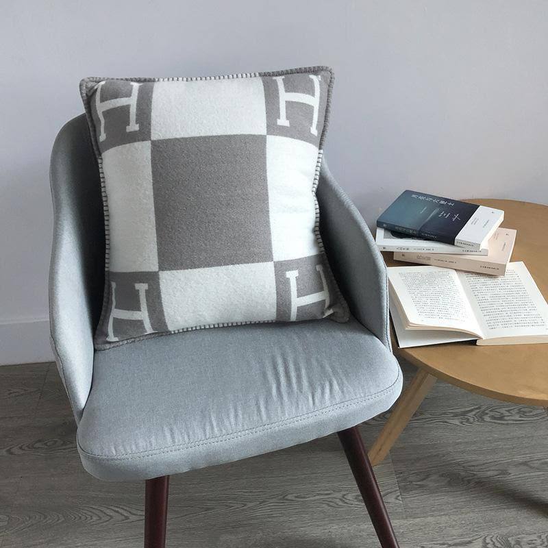 New collection 
Master 
Throw blanket in Merinos wool and cashmere (90%
rinos wool, 10% cashmere)
Size 135*170
👉🏽Blanket 
150 dhs✅

👉🏽Pillows with feeling
90 dhs✅

Zain99
♥️♥️♥️