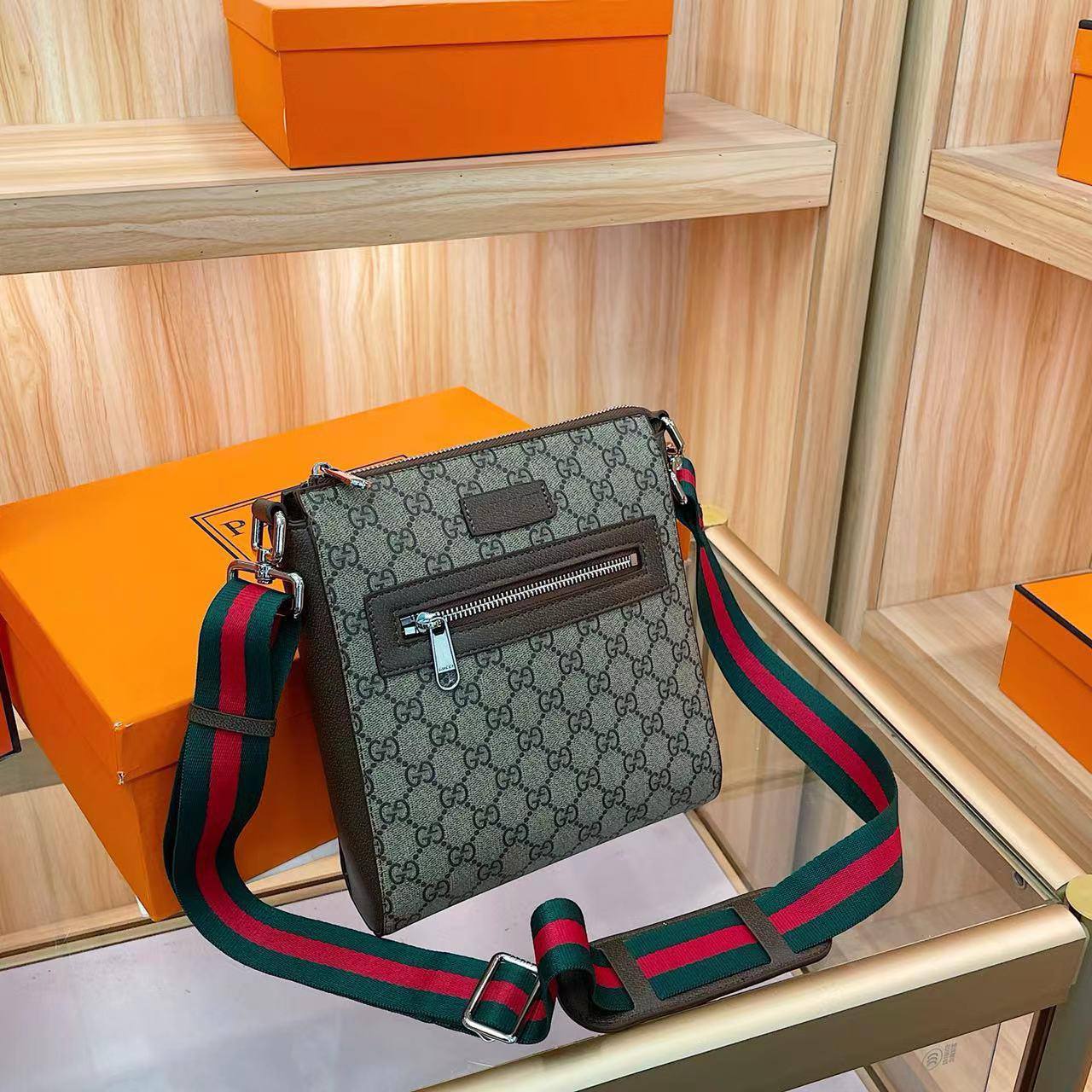 Gucci
24*20*6  cm
70 dhs👑

Zain17
♥️♥️♥️