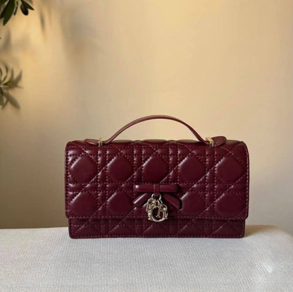 Dior
100 dhs🇦🇪🇦🇪

GOOD-quality 
with box

Zain35
♥️♥️♥️
