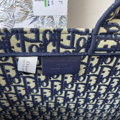 Dior

42*35*15.5cm

With start and scarf 

With box 

105 dhs🇦🇪🇦🇪

Zain17
♥️♥️♥️