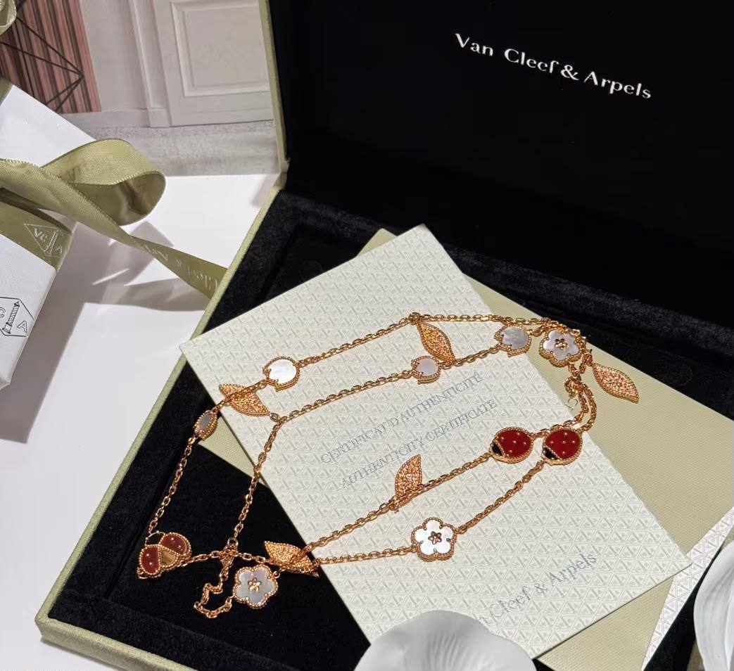 VCA set
Necklace
Earrings 
Bracelet 
Ring 💍 
Master Quality 🦋

315 dhs🇦🇪. normal box 📦 
355 dhs🇦🇪 original box 🗃️

Zain48
♥️♥️♥️