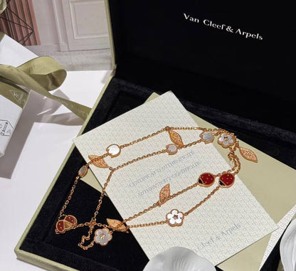 VCA set
Necklace
Earrings 
Bracelet 
Ring 💍 
Master Quality 🦋

315 dhs🇦🇪. normal box 📦 
355 dhs🇦🇪 original box 🗃️

Zain48
♥️♥️♥️