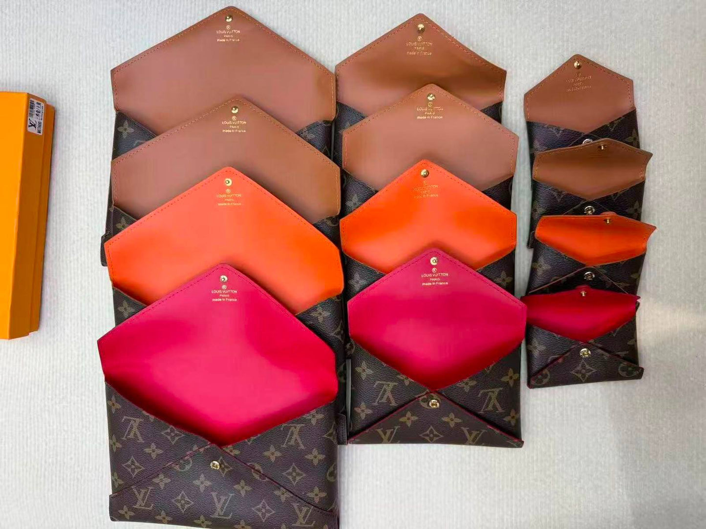 LV     
3in1
Size  26cm/16/10
Withbox
75 dhs🇦🇪🇦🇪

Zain04
♥️♥️♥️