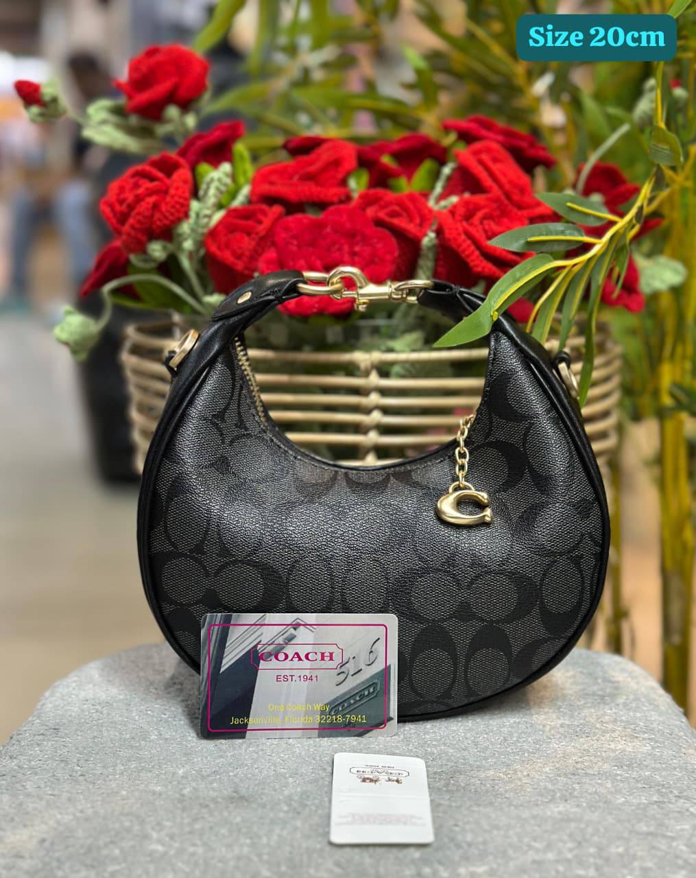 Coach
Good quality 

with box 
🎁🎁🎁

95 dhs💓

Zain186
♥️♥️♥️