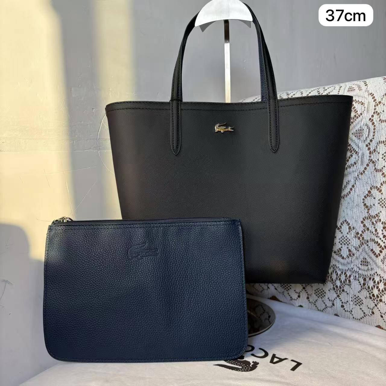 🐊 LACOSTE 2 Face
1⃣️First quality 
Medium Size: 37 * 24.5 cm
75 dhs✅

Zain115
♥️♥️