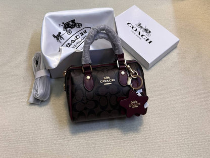Coach

90 dhs✅

with box
🎁🎁🎁

size 20cm

Zain26
♥️♥️♥️