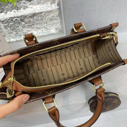 LV
25*14*9cm
75 dhs🪙💕

Zain17
♥️♥️♥️
