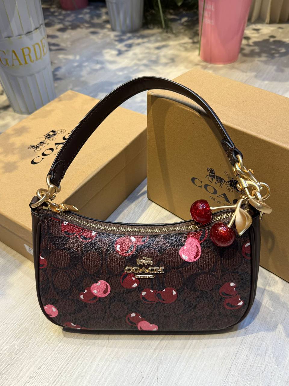 Coach tery 

25cm
95 dhs💓

with box
🎁🎁🎁

with cherry 🍒
115 dhs💓

Zain44
♥️♥️♥️