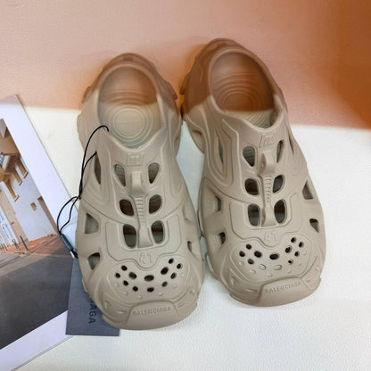 Balenciaga
Size 41 to 45
75 dhs✅

Zain236
♥️♥️♥️