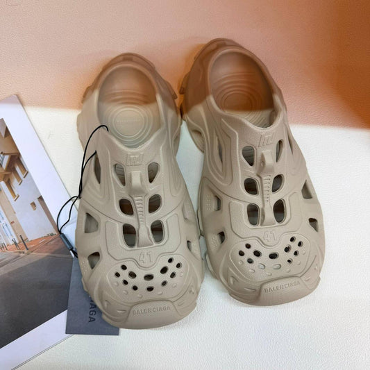 Balenciaga
Size 41 to 45
75 dhs✅

Zain236
♥️♥️♥️