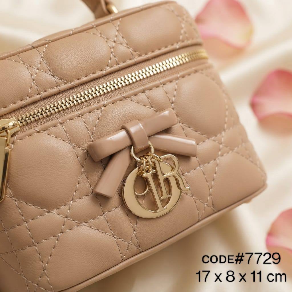 Dior
ᴠᴀɴɪᴛʏ ᴄᴀsᴇ ᴛᴏᴘ ʜᴀɴᴅʟᴇ
ʙᴏᴡ ᴅᴇsɪɢɴ ɪɴ ᴄʜᴀʀᴍs ʟᴏɢᴏ
ᴄᴀɴɴᴀɢᴇ ʟᴀᴍʙsᴋɪɴ ʟᴇᴀᴛʜᴇʀ
ɢᴏʟᴅ ʜᴀʀᴅᴡᴀʀᴇ
ᴡɪᴛʜ ʟᴏɴɢ ʙᴇʟᴛ sᴛʀᴀᴘ
sɪᴢᴇ : 17 cm
ᴡɪᴛʜ BOX

80 dhs✅

Zain31
♥️♥️♥️