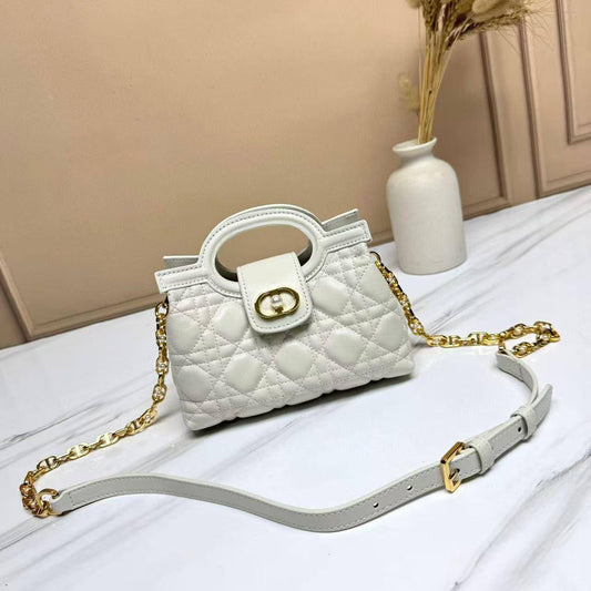 💎  Dior Jolie new
1⃣️ First quality +🎁
Size : 19 * 13.5 cm
115 dhs🪙🌨️
with 🎁

Zain115
♥️♥️♥️