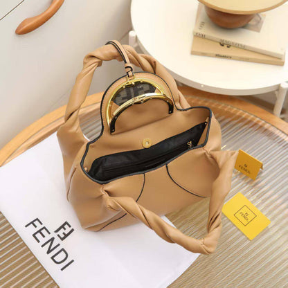 Fendi
Best quality
No box’s
115 dhs❤️
size 32cm

Zain158
♥️♥️♥️