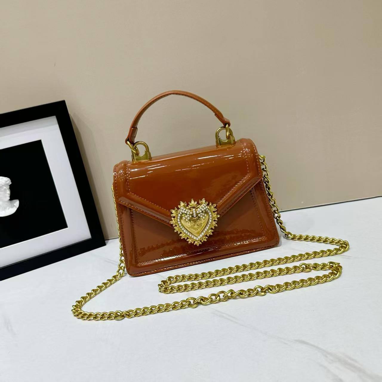 D&G
High quality
With box 
90 dhs✅

Zain50
♥️♥️♥️