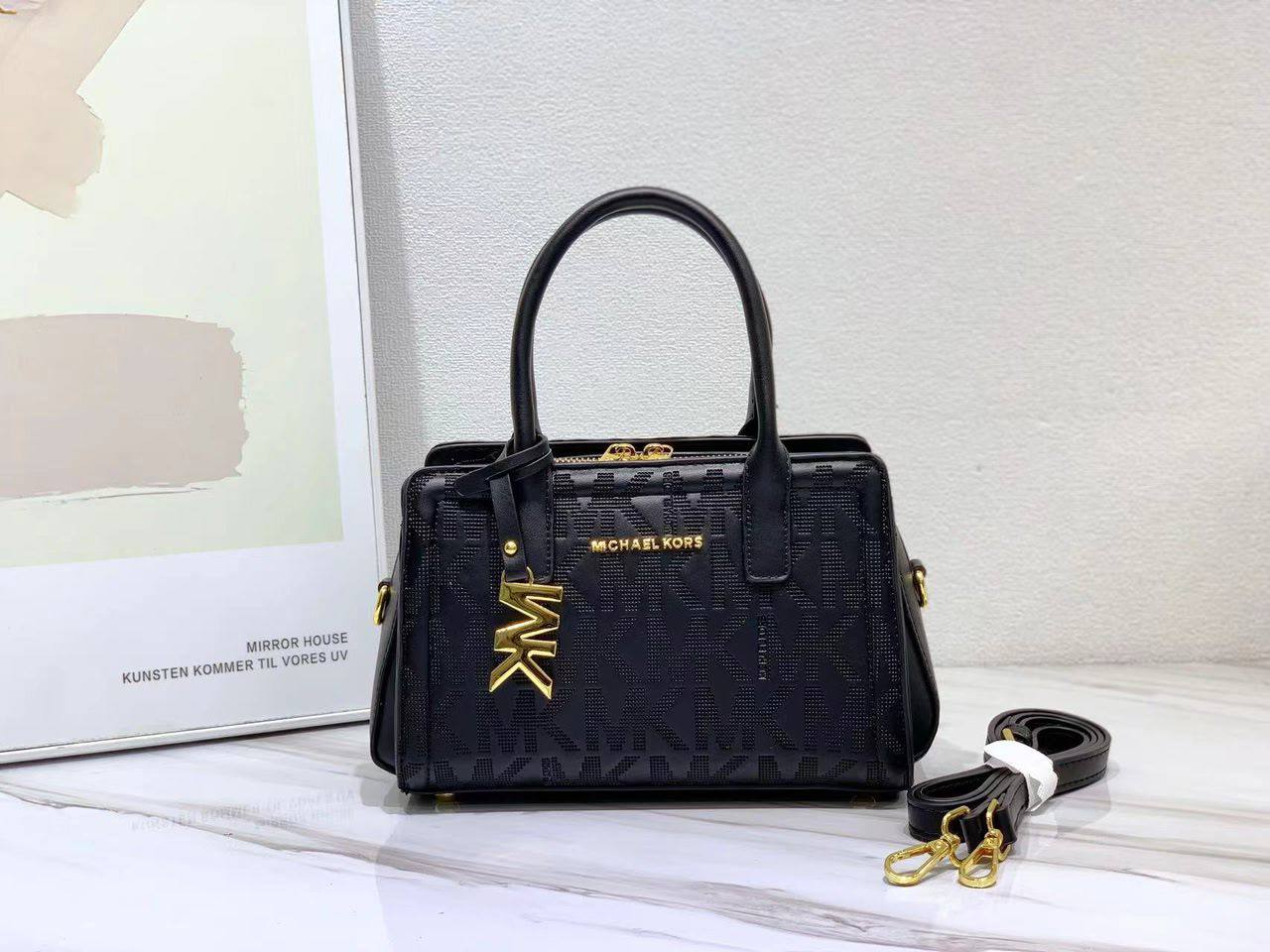 MK
100 dhs✅

With box
🎁🎁🎁

Zain35
♥️♥️♥️
