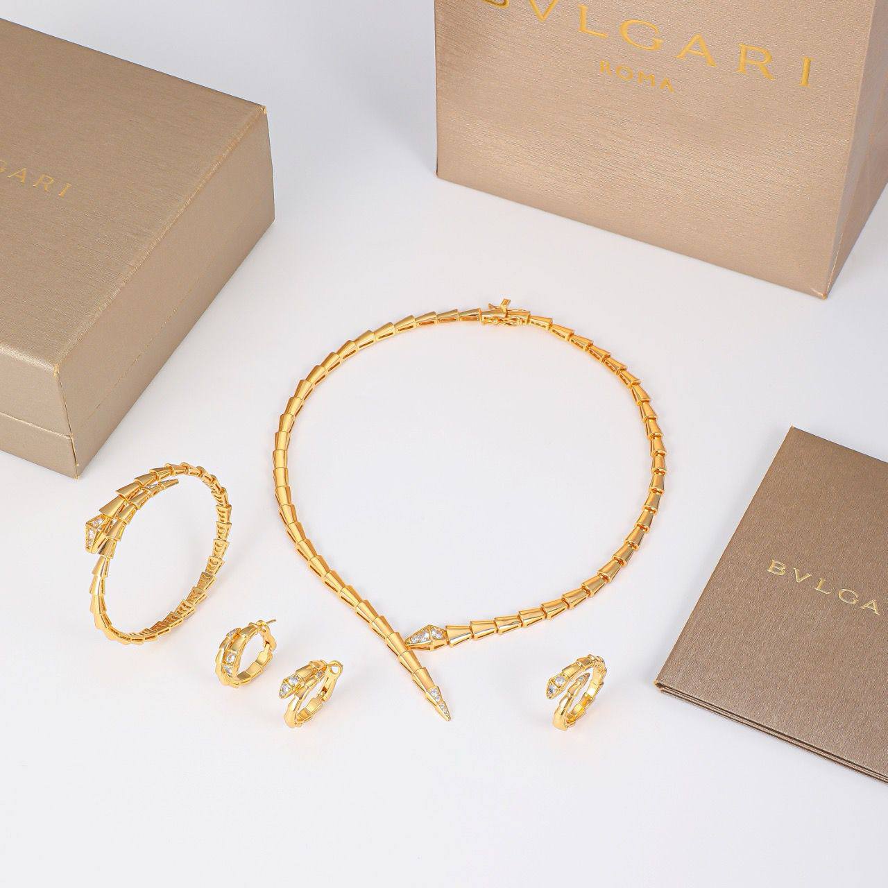 BVLGARI SET❤️‍🔥*
Necklace ✨
Earring 🐦‍🔥
Bangle 💥
Ring 💍 available size 👇
6,7,8,9
Master quality 💯
With normal boxes 🗃️ 
320 dhs✅
With master box 📦 
350 dhs✅

Zain216
♥️♥️♥️