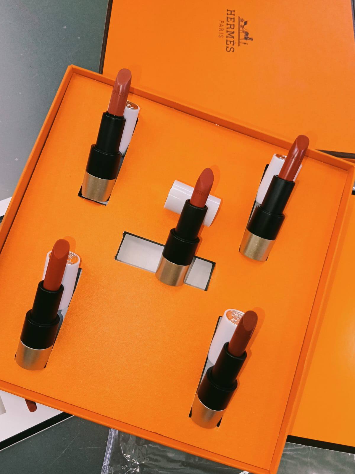 HERMES LIPSTICK SET 

60 dhs🇦🇪🇦🇪

Zain01
♥️♥️♥️