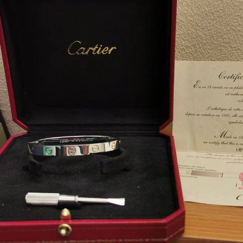 Cartier ❤️‍🔥*
Love Bangle💥
Super master quality 💯
Size available 16,17,18,19,20
With normal boxes 📦 
50 dhs✅
With master box 🗃️ 
85 dhs✅

Zain216
♥️♥️♥️