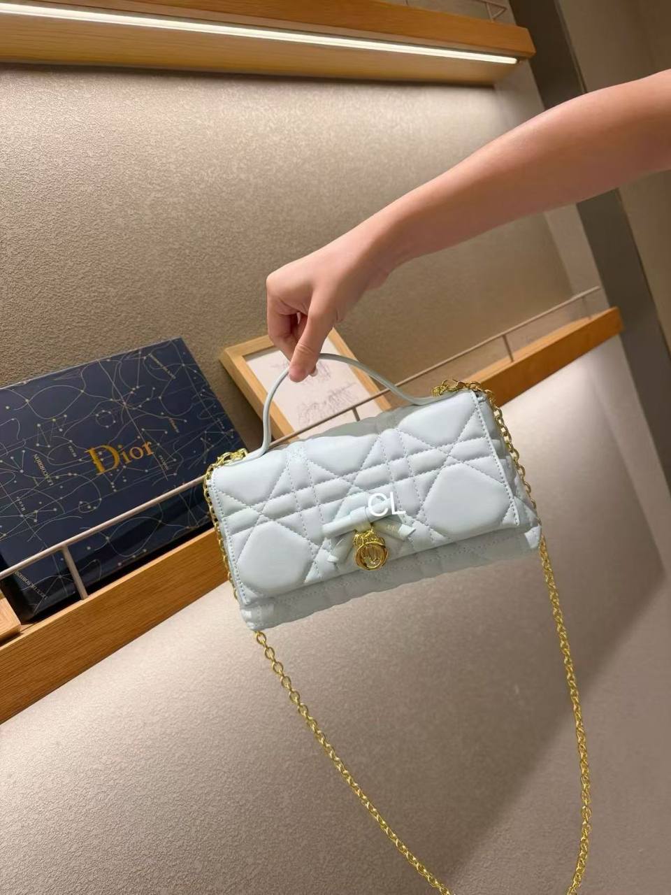 Dior
high quality

Withbox
🎁🎁🎁

140 dhs✅

Zain143
♥️♥️♥️