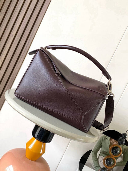 Loewe supper master quality ❤️
new collection ❤️
Available ✨💕
With full packing 📦
For Price 👇 WhatsApp✅
0568585901 
0507557372
0552275751 Owner Zain 👌

Zain251
♥️♥️♥️